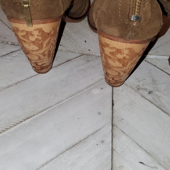 Uppercase (Sylvia) Size 7 Olive Green Suede - Picture 4 of 11